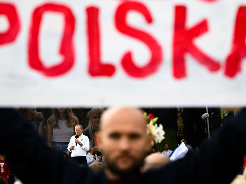 Oppositionsführer Donald Tusk spricht während des Marsches zur Unterstützung der Opposition gegen die populistische Regierungspartei Recht und Gerechtigkeit (PiS). - Foto: Rafal Oleksiewicz/AP/dpa