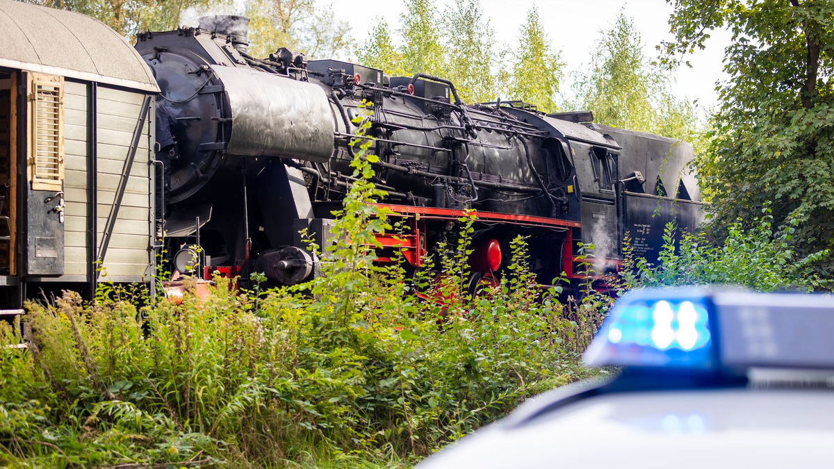Der Traktor steht nach einem Unfall im Landkreis Schaumburg neben der  Museumseisenbahn. - Foto: Moritz Frankenberg/dpa