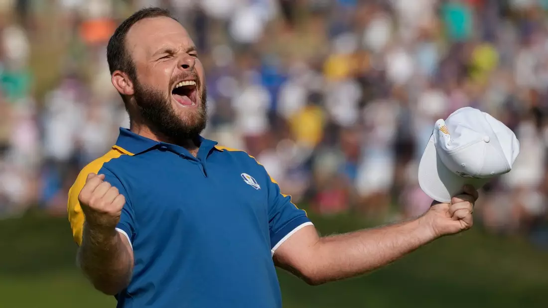Tyrrell Hatton aus Großbritannien von Team Europa feiert den Sieg im Ryder Cup. - Bild: Alessandra Tarantino/AP/dpa