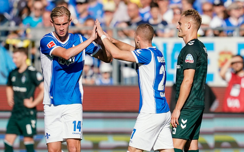 Tim Skarke (M) feiert mit Christoph Klarer (l) den ersten Darmstädter Saisonsieg. - Foto: Uwe Anspach/dpa Tim Skarke (M) feiert mit Christoph Klarer (l) den ersten Darmstädter Saisonsieg. - Foto: Uwe Anspach/dpa