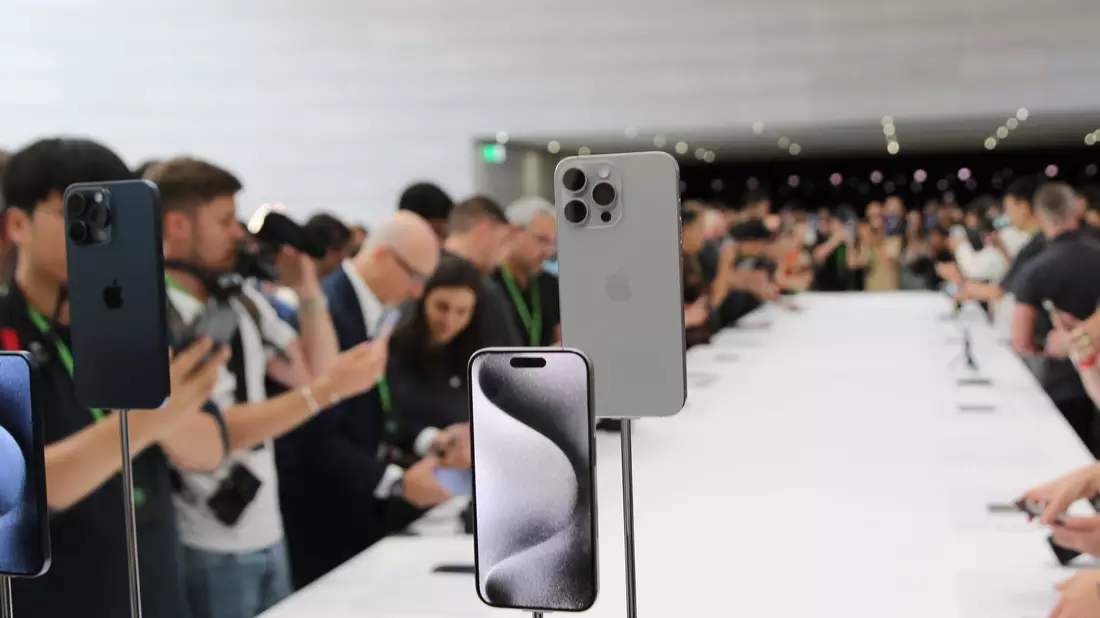 Journalisten umlagern auf dem Apple-Event das neue iPhone 15 Pro im Steve-Jobs-Theater auf dem Firmencampus in Cupertino. - Bild: Christoph Dernbach/dpa