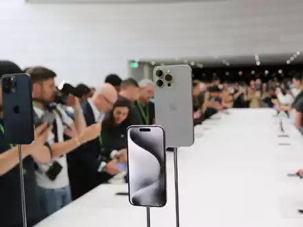 Journalisten umlagern auf dem Apple-Event das neue iPhone 15 Pro im Steve-Jobs-Theater auf dem Firmencampus in Cupertino. - Foto: Christoph Dernbach/dpa