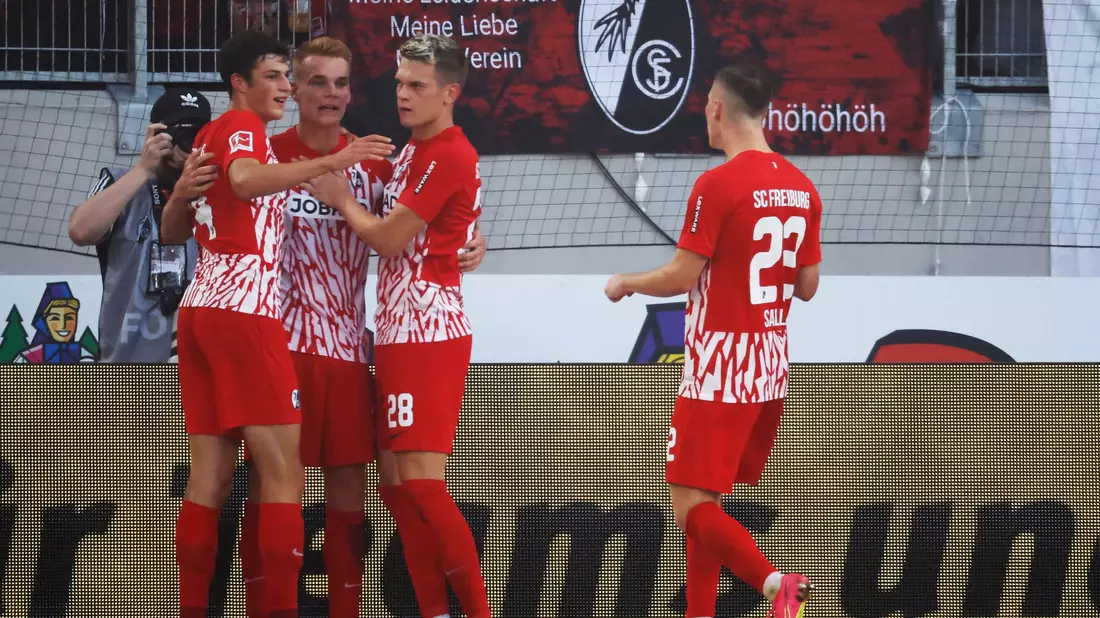 Die Spieler des SC Freiburg bejubeln das 2:0 durch Philipp Lienhart (2.v.l.). - Bild: Philipp von Ditfurth/dpa