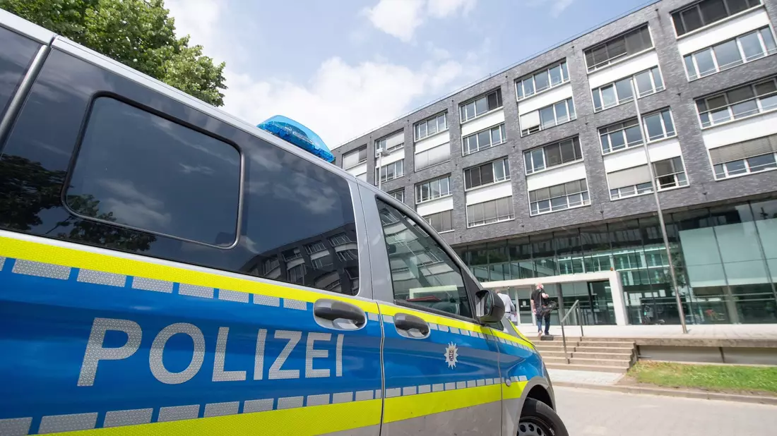 Ein Polizeiwagen steht vor dem Polizeipräsidium Frankfurt. - Bild: Boris Roessler/dpa
