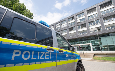 Ein Polizeiwagen steht vor dem Polizeipräsidium Frankfurt. - Foto: Boris Roessler/dpa
