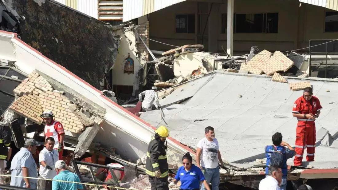 Rettungskräfte suchen inmitten von Trümmern nach Überlebenden. - Bild: Jose Luis Tapia/El Sol de Tampico/AP