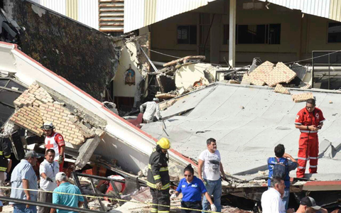 Rettungskräfte suchen inmitten von Trümmern nach Überlebenden. - Foto: Jose Luis Tapia/El Sol de Tampico/AP