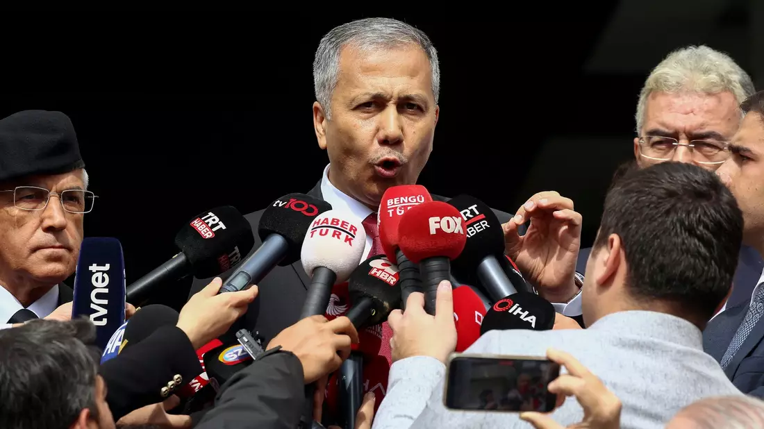 Der türkische Innenminister Ali Yerlikaya spricht mit Journalisten. - Bild: Ali Unal/AP/dpa