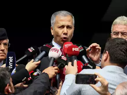 Der türkische Innenminister Ali Yerlikaya spricht mit Journalisten. - Foto: Ali Unal/AP/dpa
