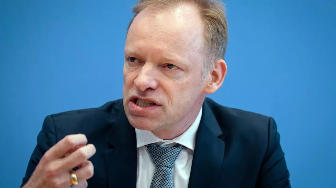 Ifo-Chef Fuest kritisiert die Bundesregierung. (Archivbild) - Bild: Kay Nietfeld/dpa