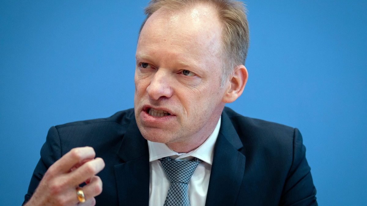 Ifo-Präsident Clemens Fuest sieht mehrere Probleme für die deutsche Wirtschaft. - Foto: Kay Nietfeld/dpa