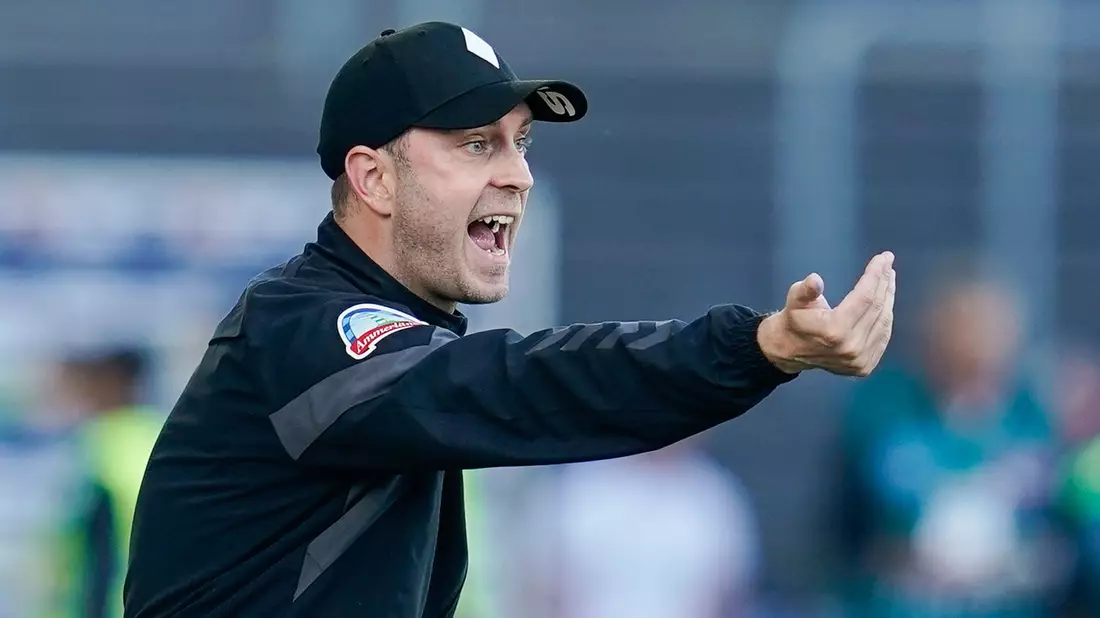 Bremens Trainer Ole Werner ist mit der Leistung seiner Mannschaft unzufrieden. - Bild: Uwe Anspach/dpa