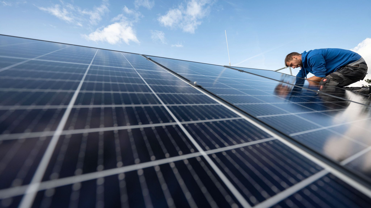 Montage von Photovoltaikmodulen auf dem Dach eines Wohnhauses. Die Solarbranche benötigt vor allem Bauhandwerker sowie Planungs- und Elektroingenieure. - Foto: Marijan Murat/dpa