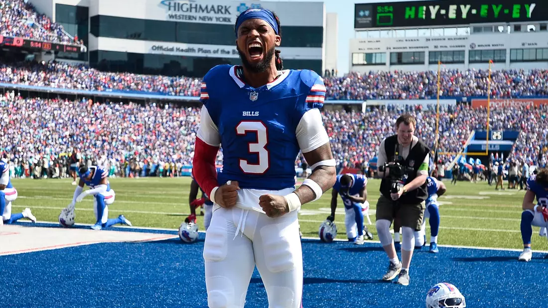 Damar Hamlin von den Buffalo Bills feiert seine Rückkehr auf das Football-Feld. - Bild: Adrian Kraus/AP/dpa