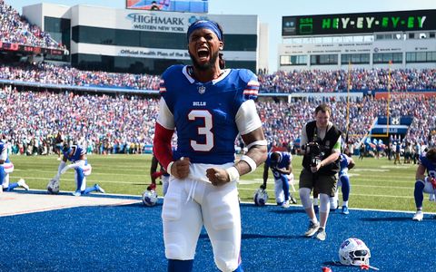 Damar Hamlin von den Buffalo Bills feiert seine Rückkehr auf das Football-Feld. - Foto: Adrian Kraus/AP/dpa Damar Hamlin von den Buffalo Bills feiert seine Rückkehr auf das Football-Feld. - Foto: Adrian Kraus/AP/dpa