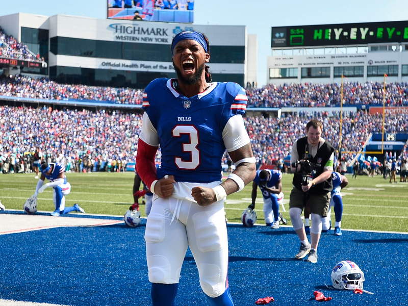 Damar Hamlin von den Buffalo Bills feiert seine Rückkehr auf das Football-Feld. - Foto: Adrian Kraus/AP/dpa