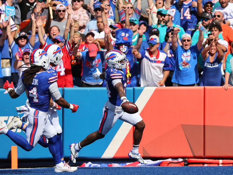 Buffalo Bills Wide Receiver Stefon Diggs (r) läuft in die Endzone für einen Touchdown. - Foto: Jeffrey T. Barnes/FR171450 AP/AP