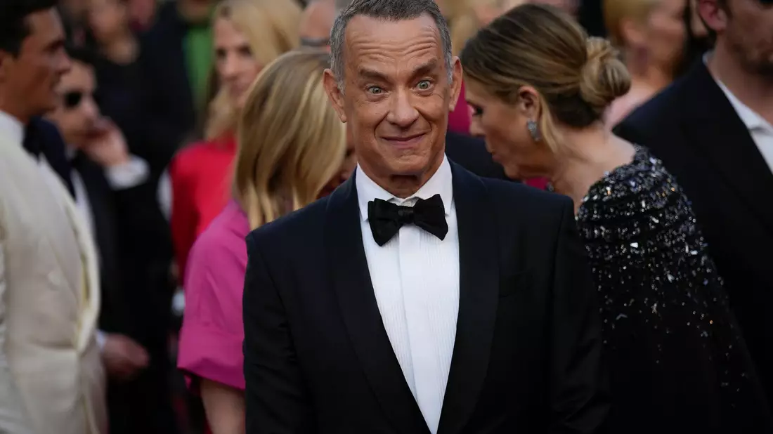 Tom Hanks hat in der Vergangenheit bereits über Gefahren und Möglichkeiten von künstlicher Intelligenz gesprochen. - Bild: Daniel Cole/AP/dpa