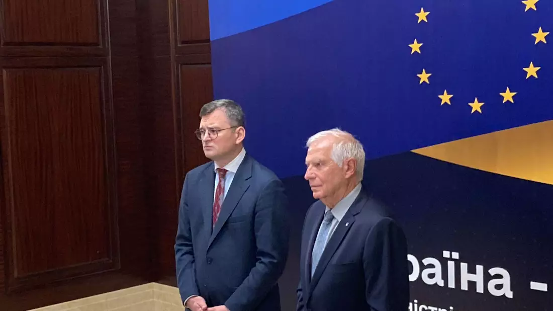 Der ukrainische Außenminister Dmytro Kuleba (l.) und der EU-Außenbeauftragte Josep Borrell sprechen zur Eröffnung des informellen EU-Außenministerrates in Kiew. - Bild: Friedemann Kohler/dpa
