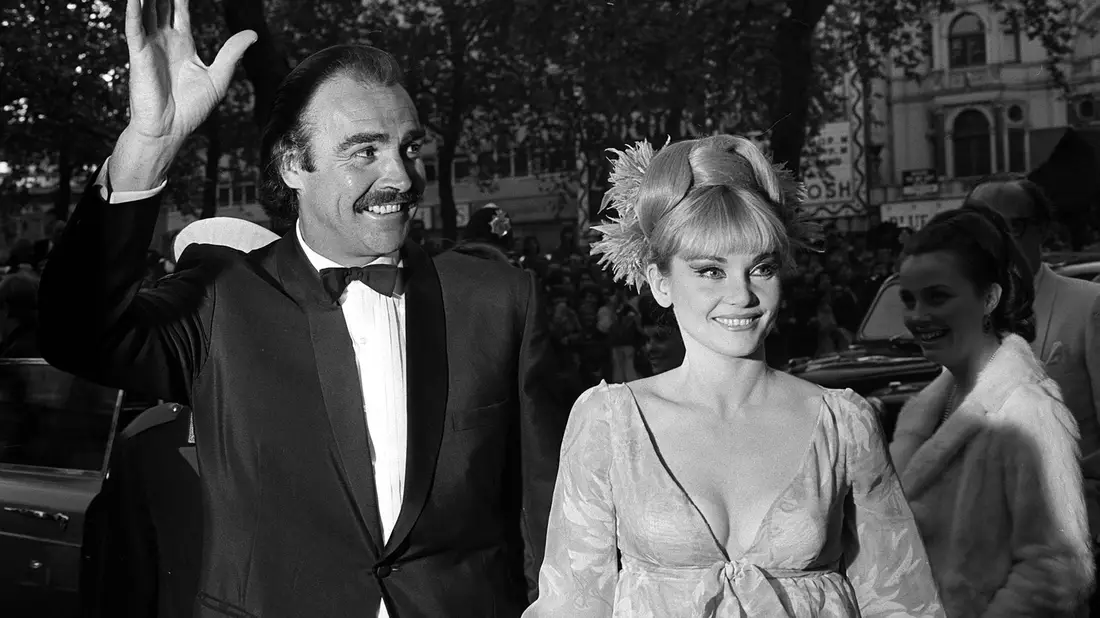 James-Bond-Star Sean Connery mit seiner damaligen Frau Diane Cilento bei der Ankunft zur Weltpremiere seines Films «Man lebt nur zweimal» in London. - Bild: Pa/PA Wire/dpa