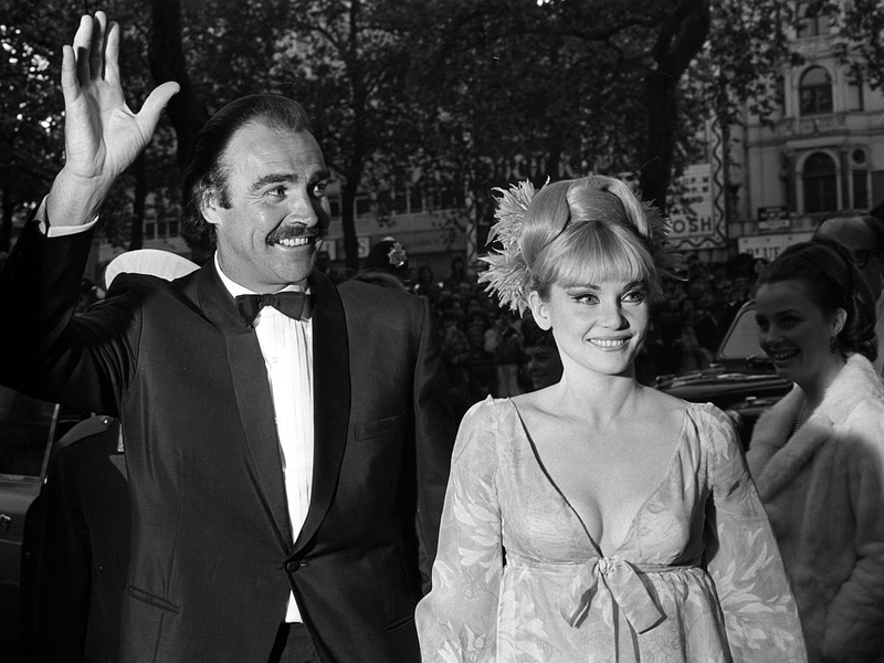 James-Bond-Star Sean Connery mit seiner damaligen Frau Diane Cilento bei der Ankunft zur Weltpremiere seines Films «Man lebt nur zweimal» in London. - Foto: Pa/PA Wire/dpa