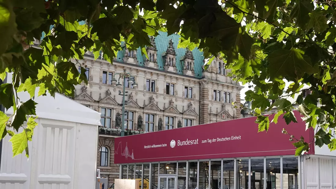 Der Bundesrat hat einen Informationspavillon vor dem Hamburger Rathaus aufgebaut. - Bild: Franziska Spiecker/dpa