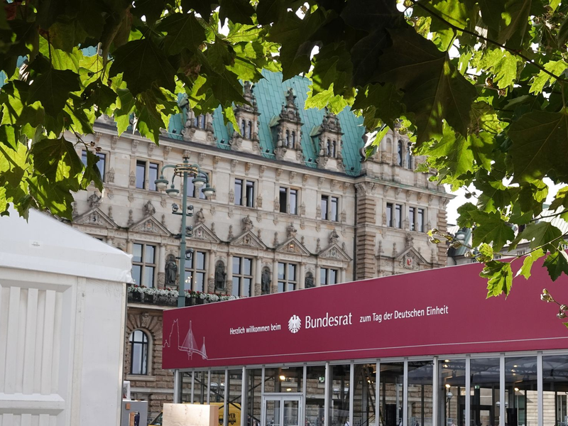 Der Bundesrat hat einen Informationspavillon vor dem Hamburger Rathaus aufgebaut. - Foto: Franziska Spiecker/dpa
