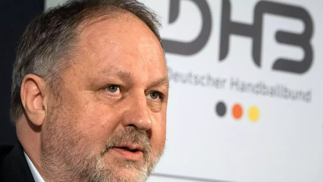 DHB-Präsident Andreas Michelmann kritisiert, dass die Handball-WM der Frauen live nur im Internet gezeigt wird. - Bild: David Hutzler/dpa