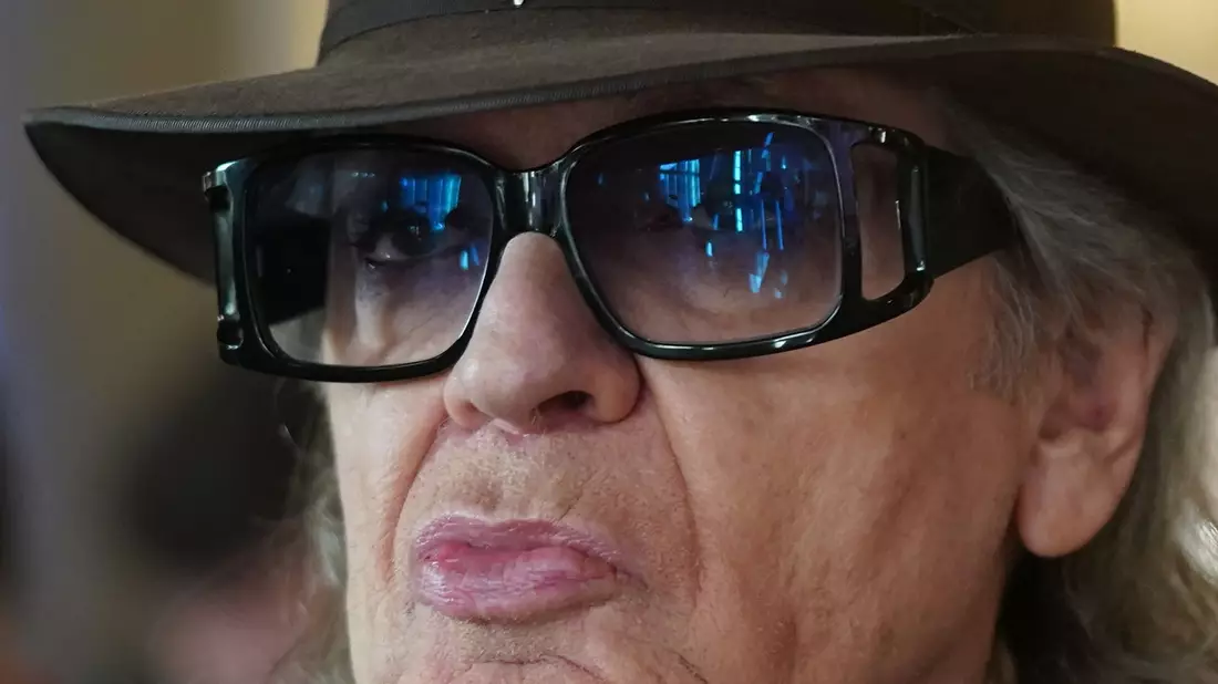 Der Sänger und Musiker Udo Lindenberg ist nach einer Knie-OP schon wieder bester Dinge. - Bild: Marcus Brandt/dpa
