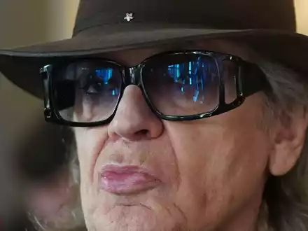 Der Sänger und Musiker Udo Lindenberg ist nach einer Knie-OP schon wieder bester Dinge. - Foto: Marcus Brandt/dpa