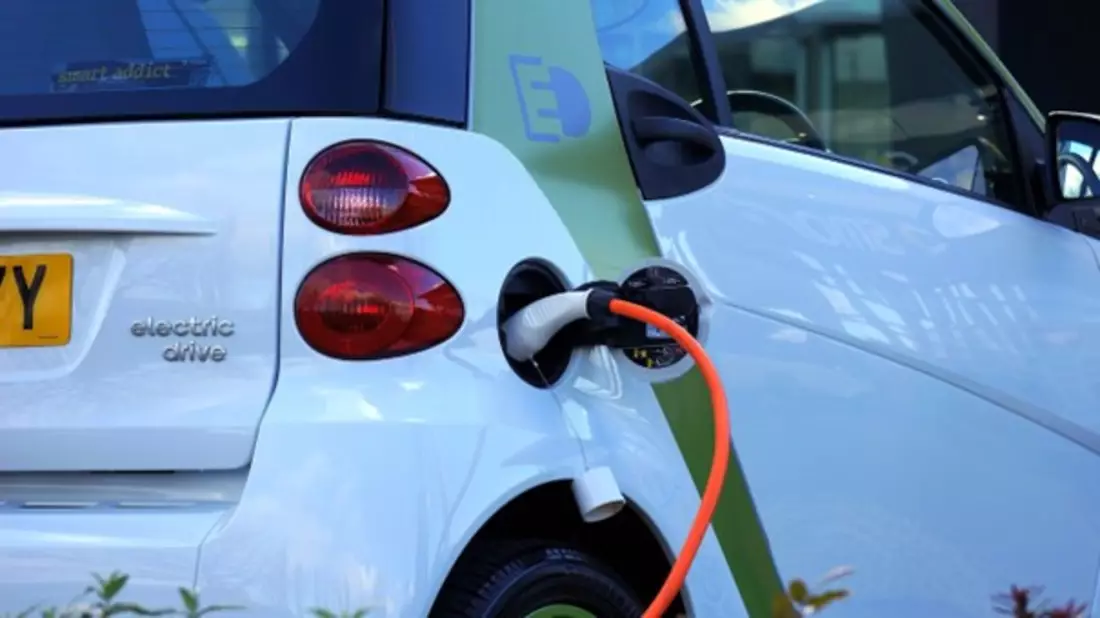 Elektroauto - Bild: https://pixabay.com/photos/electric-car-car-electric-vehicle-1458836