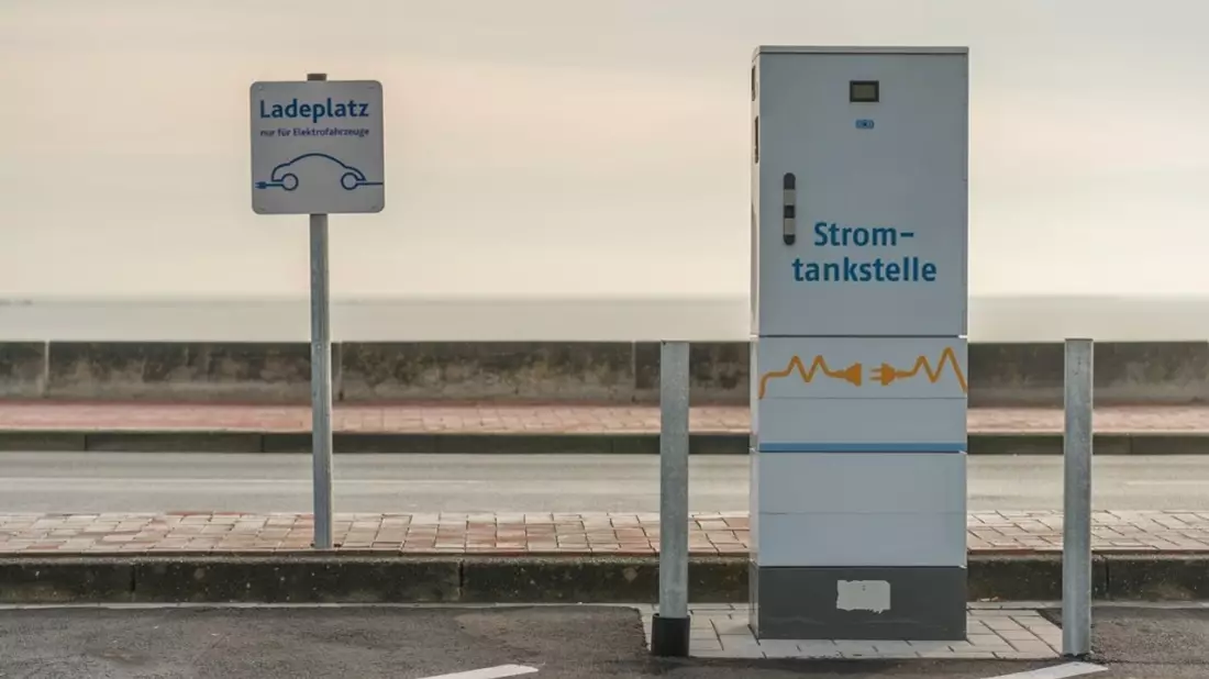 Elektrotanksäule - Bild: https://pixabay.com/photos/charging-station-e-mobility-energy-4632700/