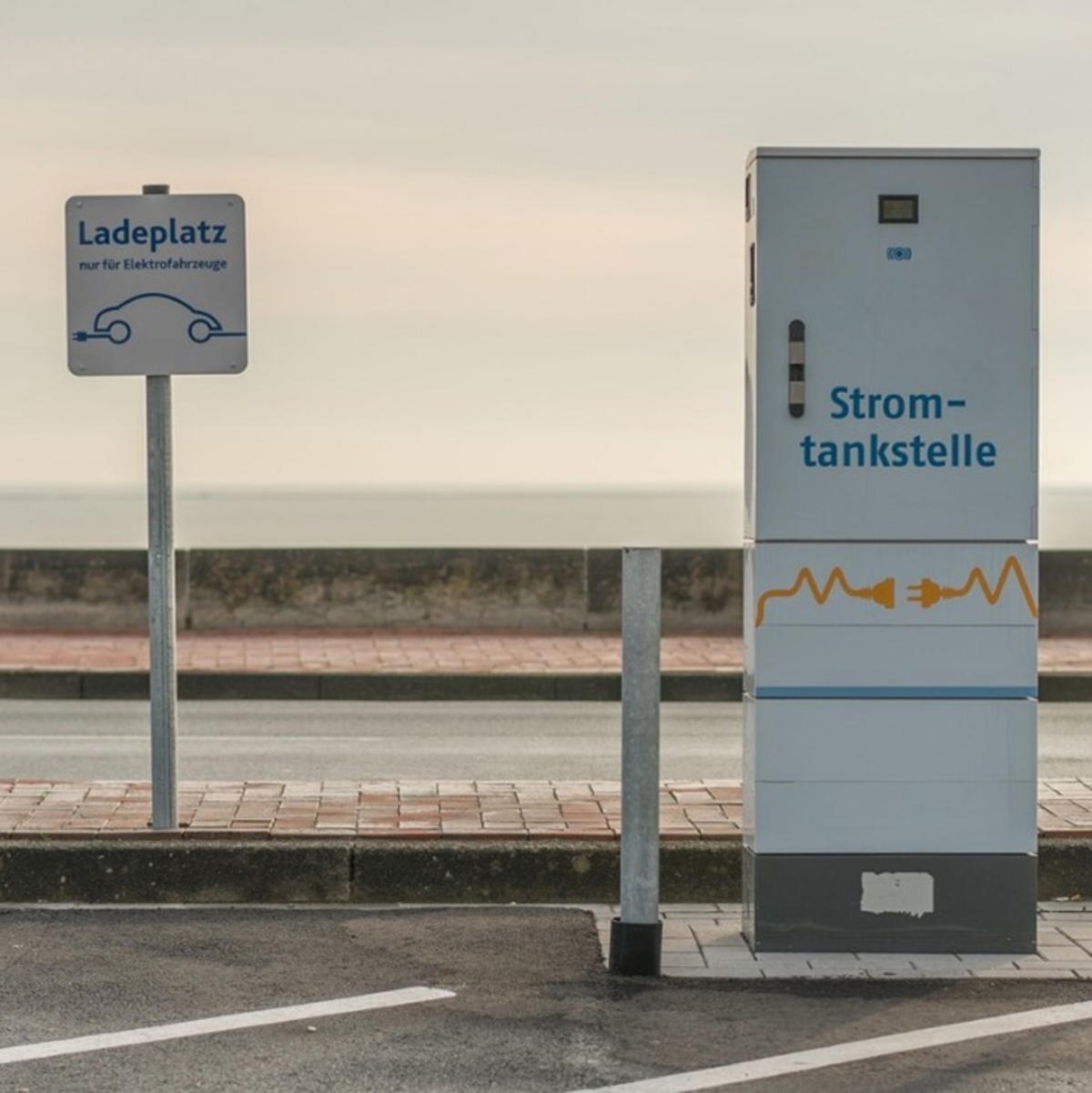 Elektrotanksäule - Foto: https://pixabay.com/photos/charging-station-e-mobility-energy-4632700/