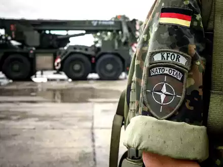 Bundeswehrsoldatin der deutschen Kfor im kosovarischen Prizren. - Foto: Sina Schuldt/dpa