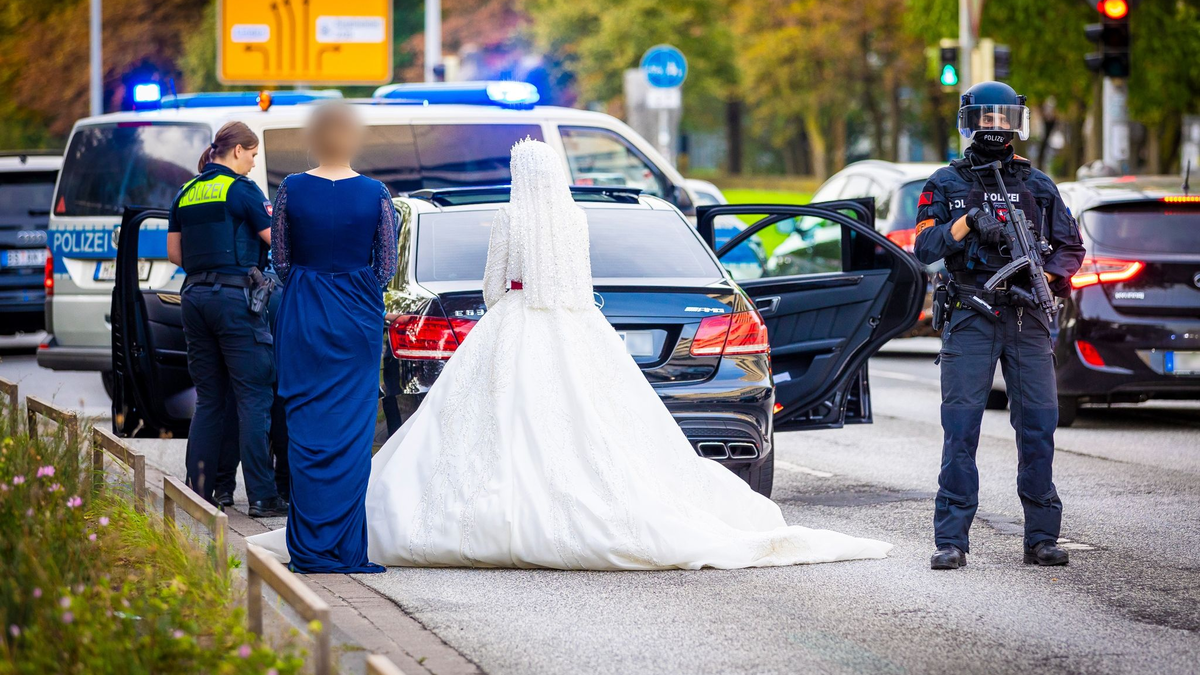 Polizisten kontrollieren Teilnehmer eines Hochzeitskorsos und ihre Fahrzeuge. - Foto: Moritz Frankenberg/dpa