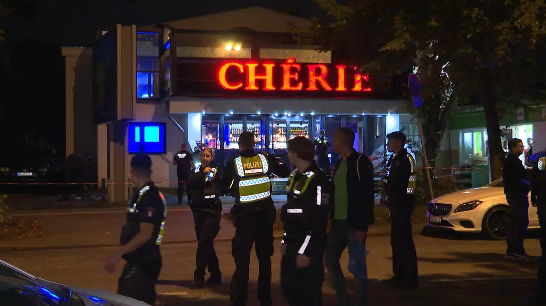 Mehrere Zeugen hatten die Schüsse im Stadtteil Sasel am Sonntagabend im Nordosten der Stadt gehört und den Notruf verständigt. - Bild: Steven Hutchings/dpa