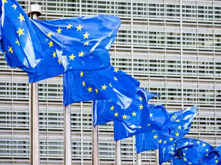 Die Chefs von 20 europäischen Telekommunikationsunternehmen appellieren an die EU, große Tech-Konzerne zu höheren Zahlungen für die Nutzung der Netze zu verpflichten. - Foto: Marcel Kusch/dpa