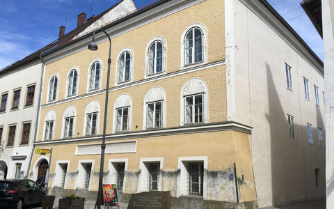Das Geburtshaus von Adolf Hitler in Braunau soll umgebaut werden. - Foto: Matthias Röder/dpa