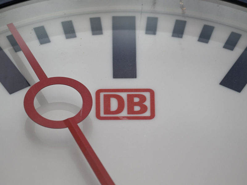 Als für die Pünktlichkeit besonders schwierige Zeit stellte sich in den vergangenen beiden Jahren vor allem der Sommer heraus. - Foto: Robert Michael/dpa