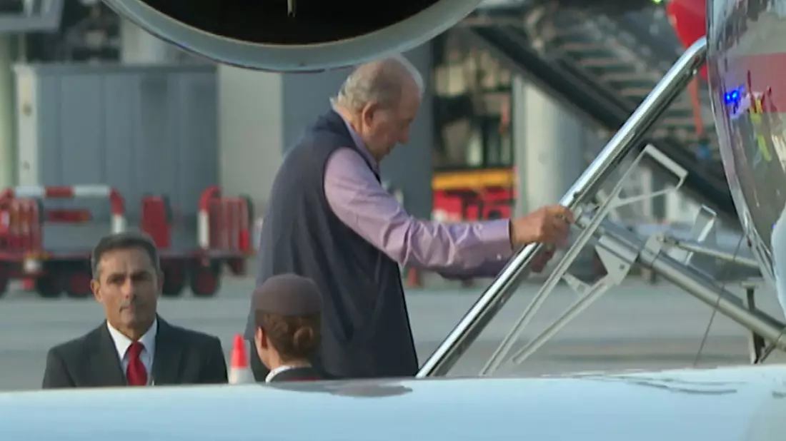 Juan Carlos (M), Altkönig von Spanien, am Internationalen Flughafen Vigo-Peinador. - Bild: Europa Press/EUROPA PRESS/dpa