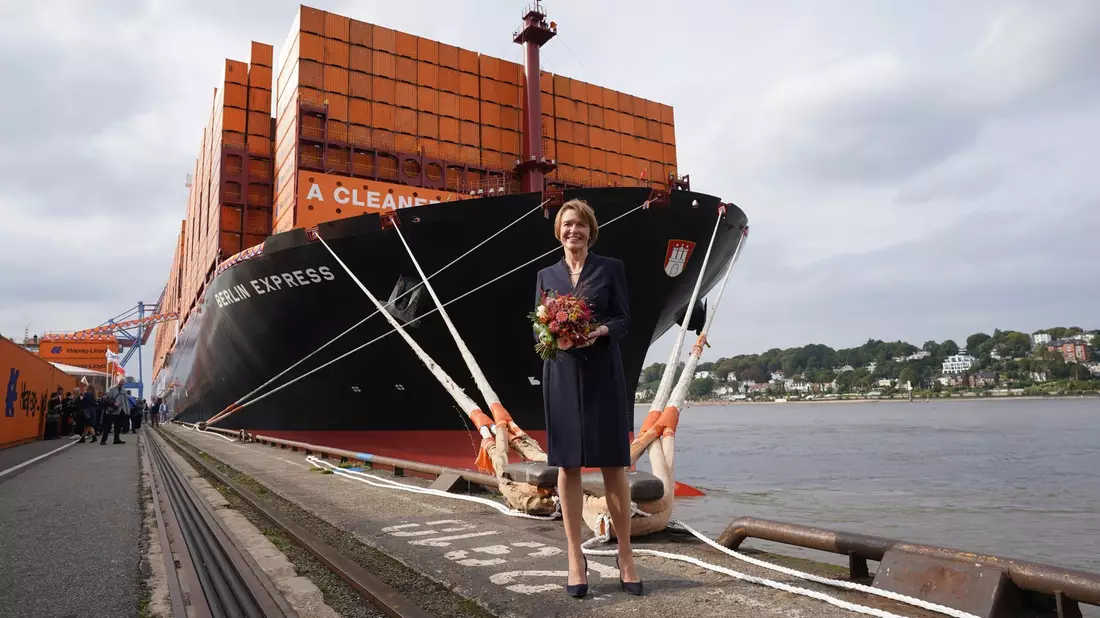 Elke Büdenbender bei der Taufe des Containerschiffs in Hamburg. - Bild: Marcus Brandt/dpa
