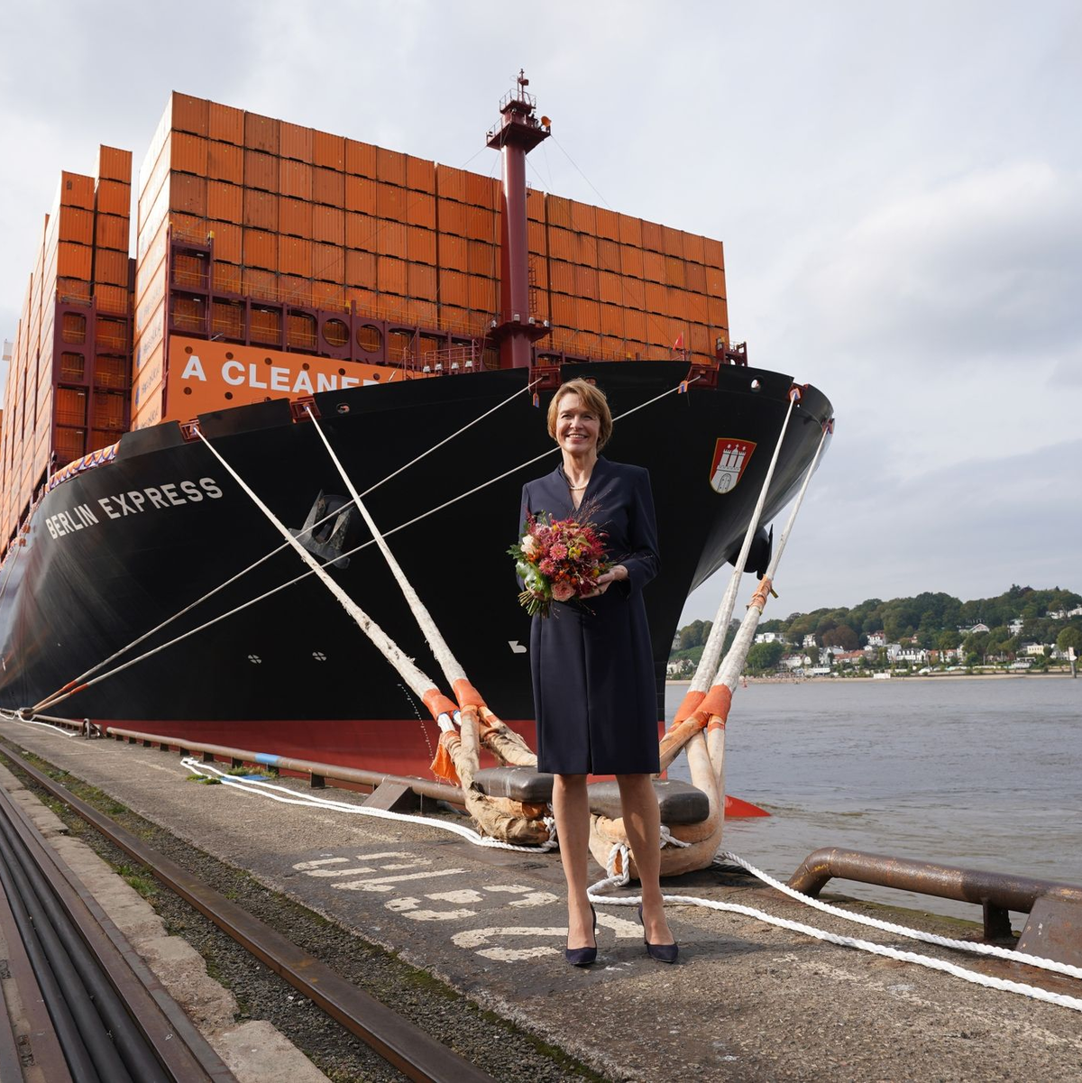 Elke Büdenbender bei der Taufe des Containerschiffs in Hamburg. - Foto: Marcus Brandt/dpa