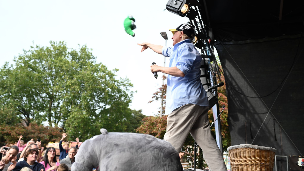 Otto wirft einen Ottifanten ins Publikum. - Foto: Lars Penning/dpa