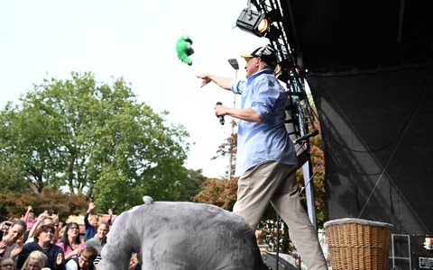 Otto wirft einen Ottifanten ins Publikum. - Foto: Lars Penning/dpa