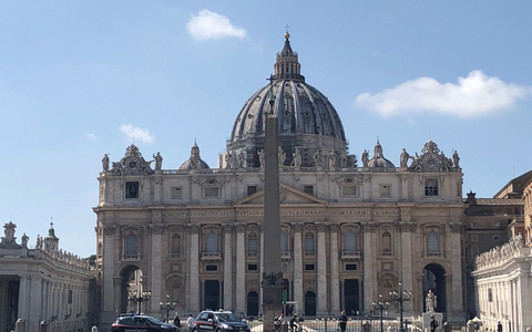 Bei der Weltsynode im Vatikan debattieren Geistliche und Nicht-Kleriker über Mitbestimmung und einen anderen Umgang in der Kirche. - Foto: Petra Kaminsky/dpa