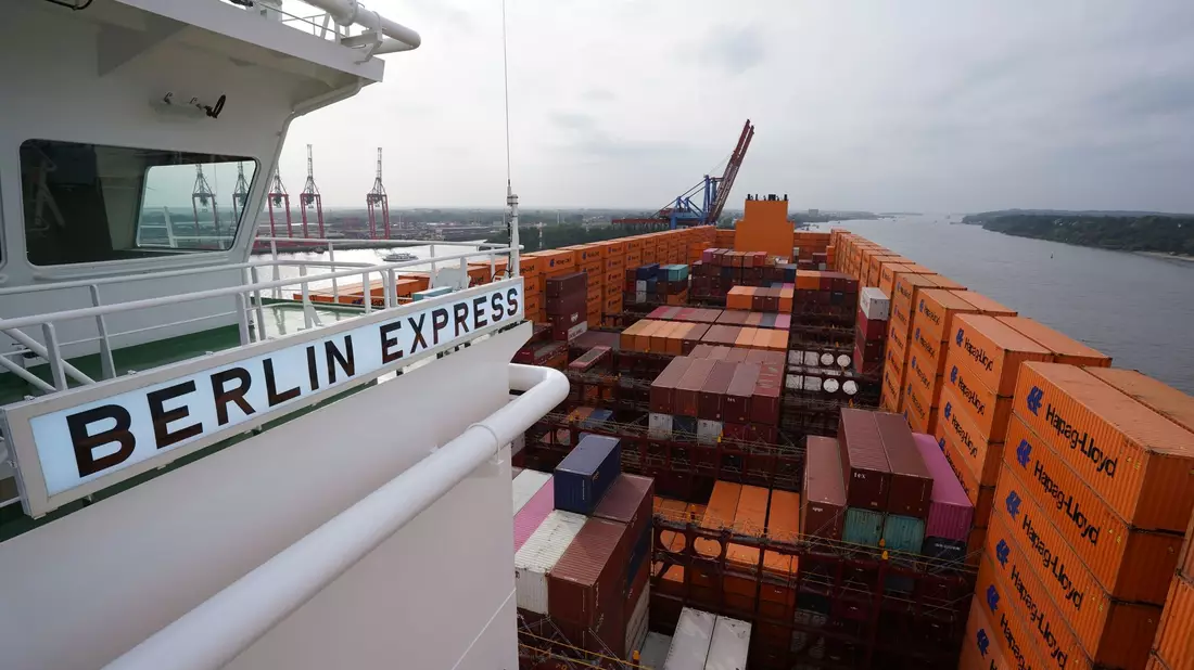 Blick von der Brücke über das Hapag-Lloyd-Containerschiff «Berlin Express» im Hamburger Hafen. - Bild: Marcus Brandt/dpa