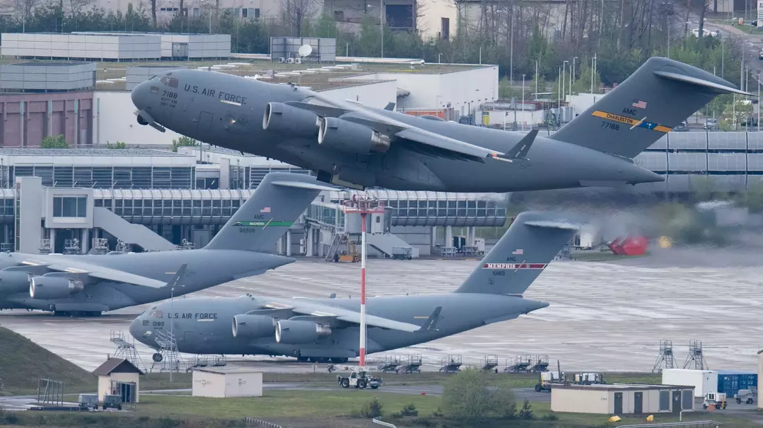 Ein US-Militärtransportflugzeug hebt vom US-Luftwaffenstützpunkt Ramstein ab. - Bild: Boris Roessler/dpa