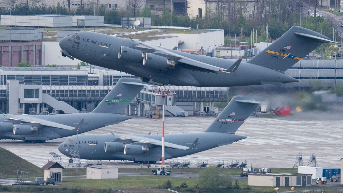 Ein US-Militärtransportflugzeug hebt vom US-Luftwaffenstützpunkt Ramstein ab. - Foto: Boris Roessler/dpa
