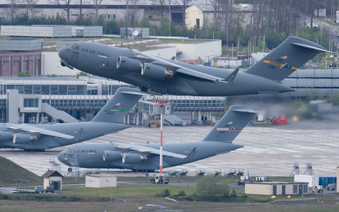 Ein US-Militärtransportflugzeug hebt vom US-Luftwaffenstützpunkt Ramstein ab. - Foto: Boris Roessler/dpa Ein US-Militärtransportflugzeug hebt vom US-Luftwaffenstützpunkt Ramstein ab. - Foto: Boris Roessler/dpa