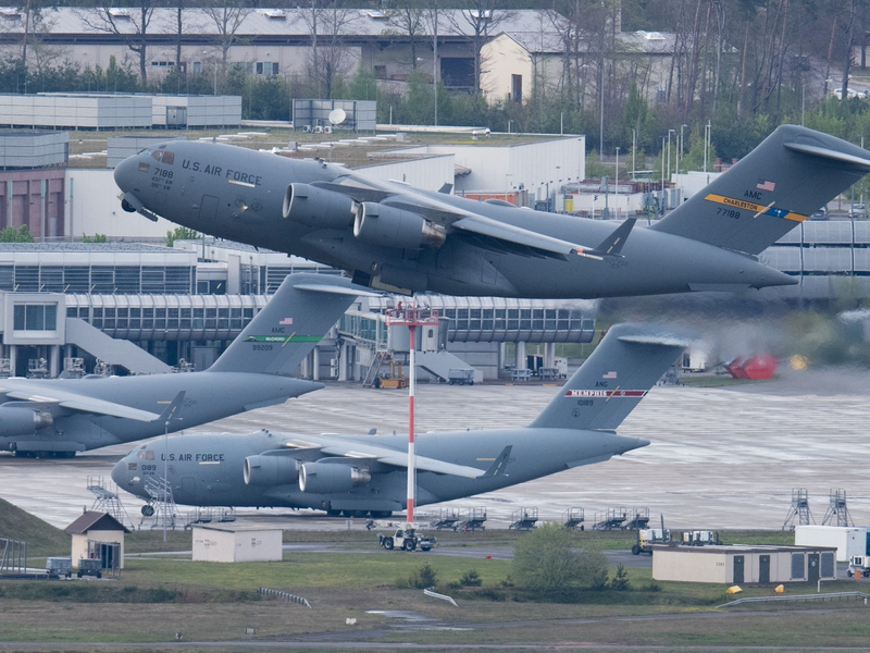 Ein US-Militärtransportflugzeug hebt vom US-Luftwaffenstützpunkt Ramstein ab. - Foto: Boris Roessler/dpa